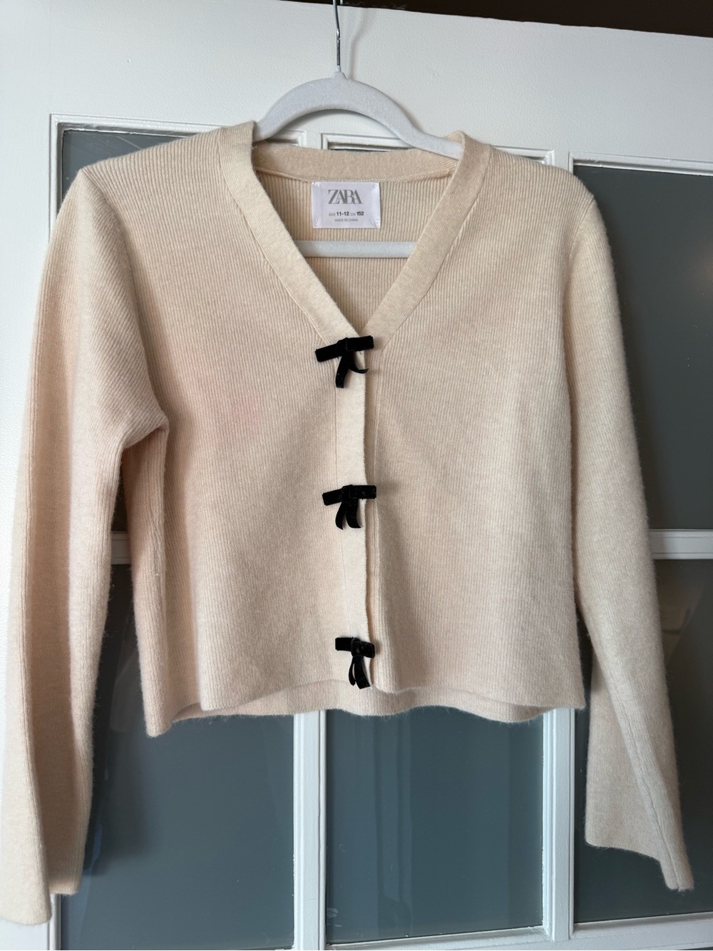 Zara Cream V‑Neck Knit Cardigan with Black Bow Accents
